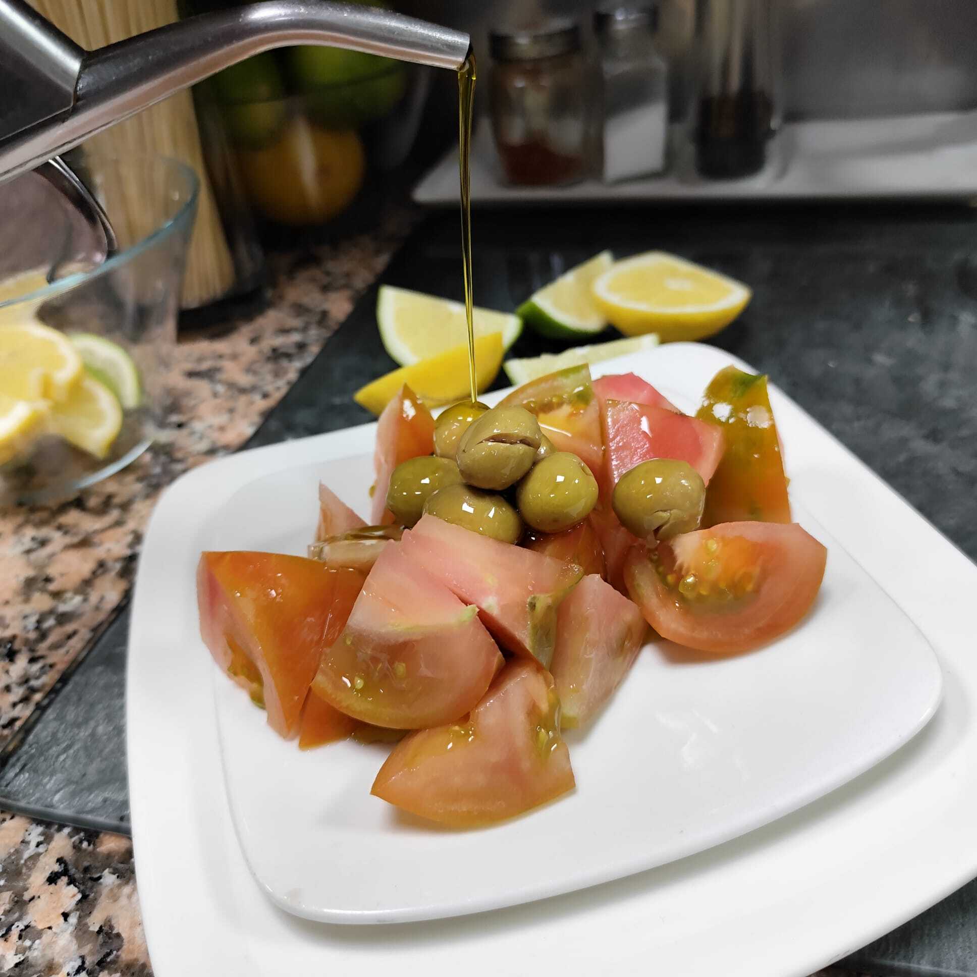Tomate partido con olivas
